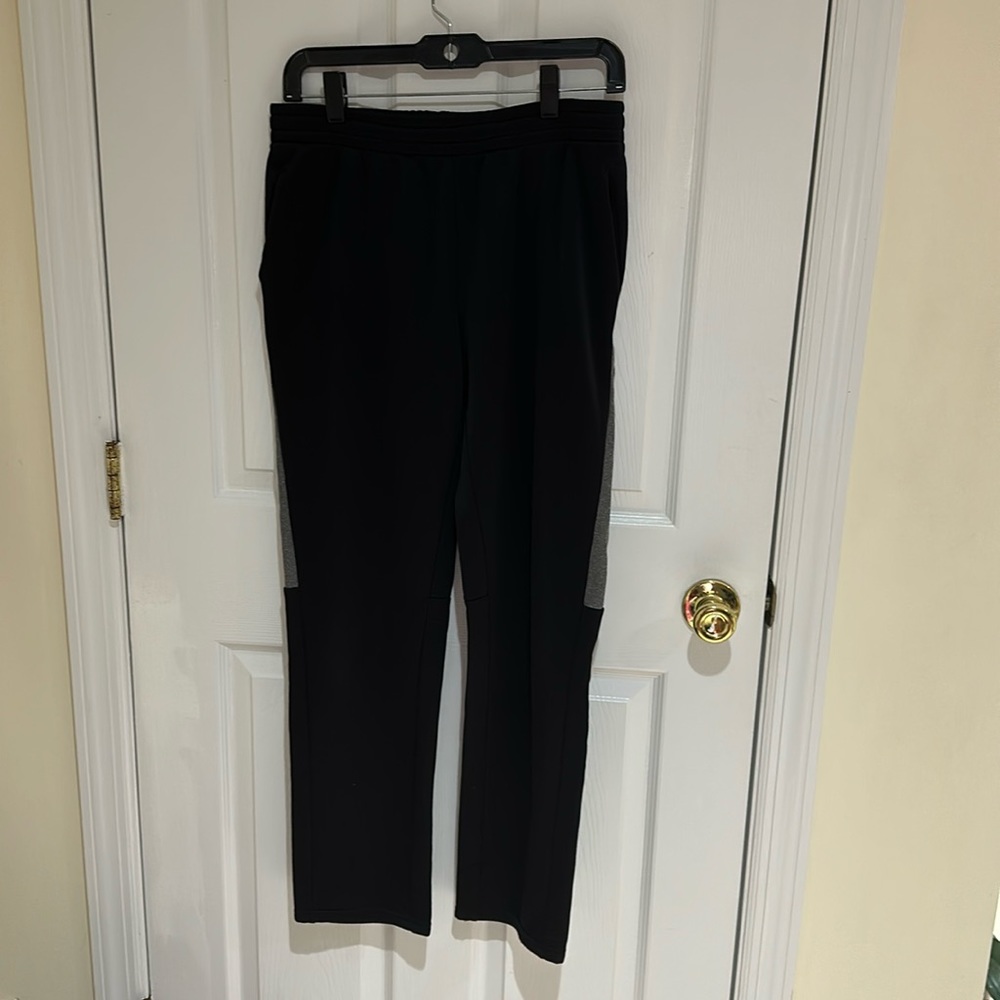 Sweatpants size 18/20 for boys and color black.
